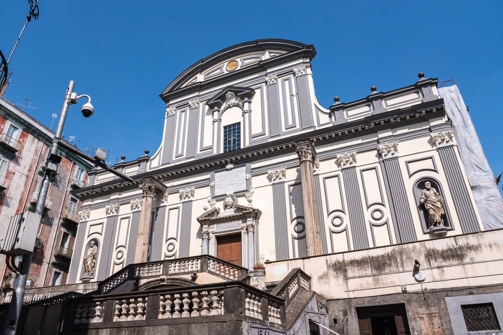 Frente de la basísila de San Paolo Maggiore, en la piazza de San Gaetano