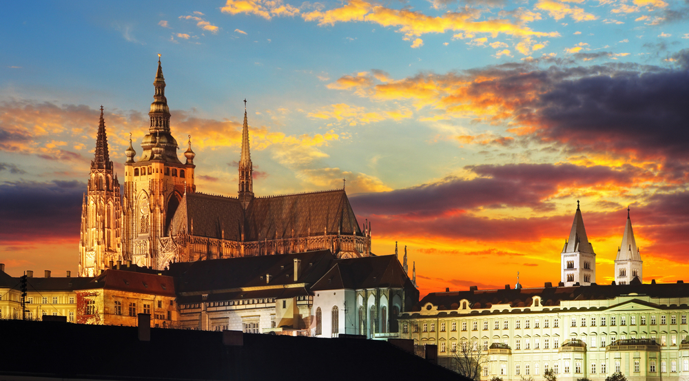 Perfil del magnífico Castillo de Praga al atardecer