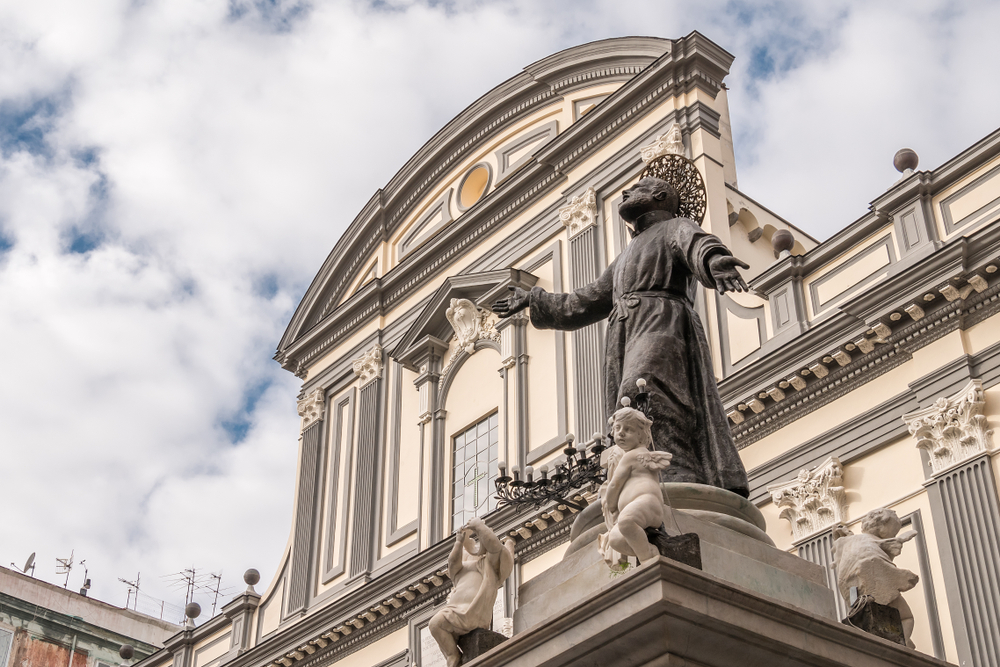 Estatua en la Piazza de San Gaetano, en Nápoles