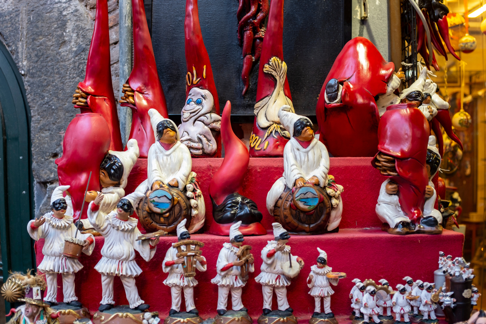 Pulcinellas y otras figuras a la venta en San Gregorio Armeno