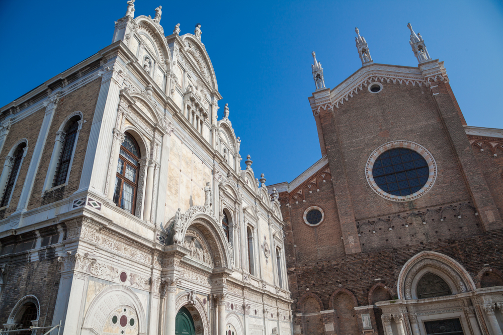 Fachada de San Giovanni e Paolo al lado del hospital