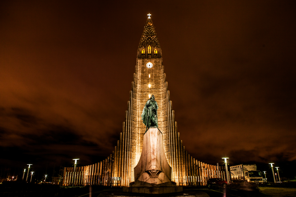 Hallgrímskirkja de noche en panorámica