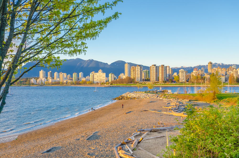 Playa Kitsilano con el downtown de Vancouver de fondo