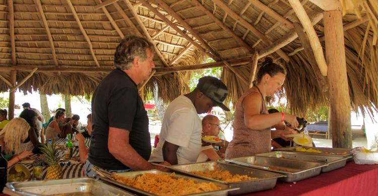 Almuerzo buffet en Samaná