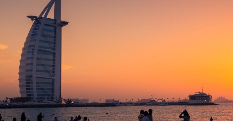 Silueta de Burj Al Arab al atardecer