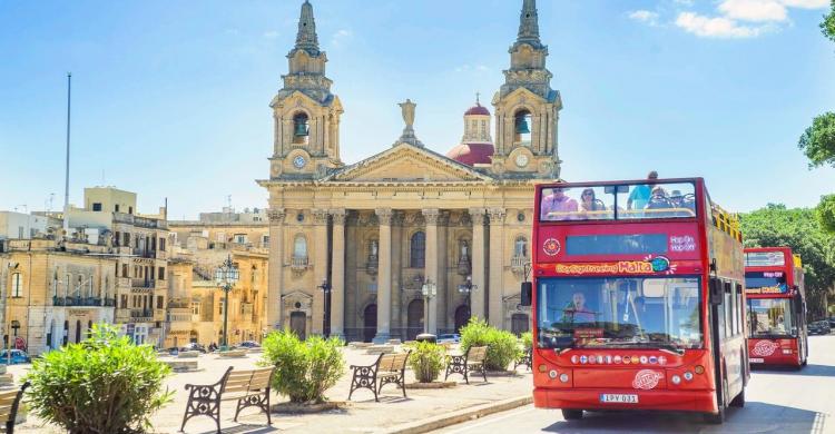 Autobús turístico en una plaza maltesa