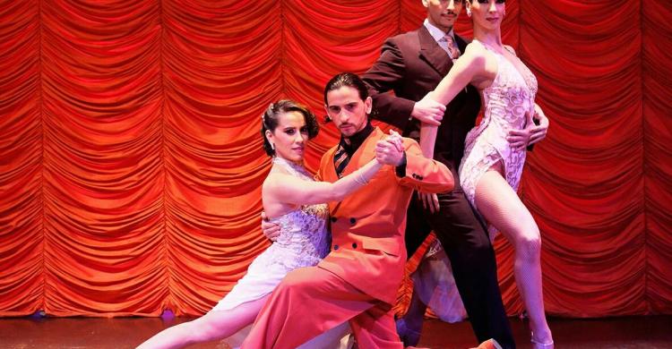 Disfruta una noche a puro tango y música en vivo, con una cena de primer nivel