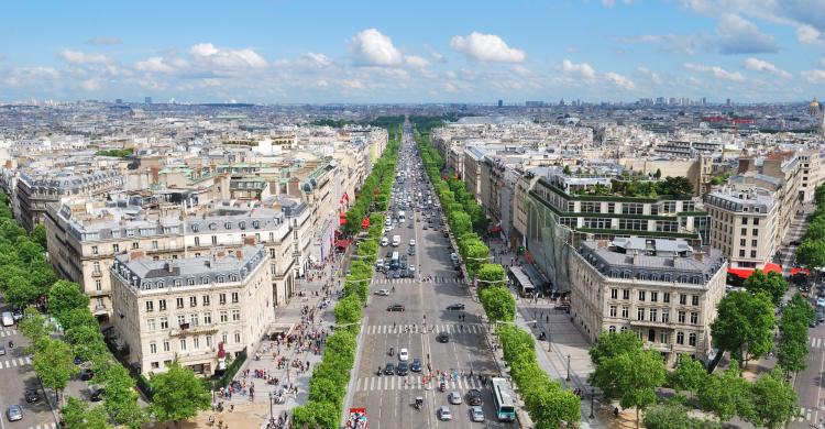 Panorámica de Avenida Campos Eliseos de París