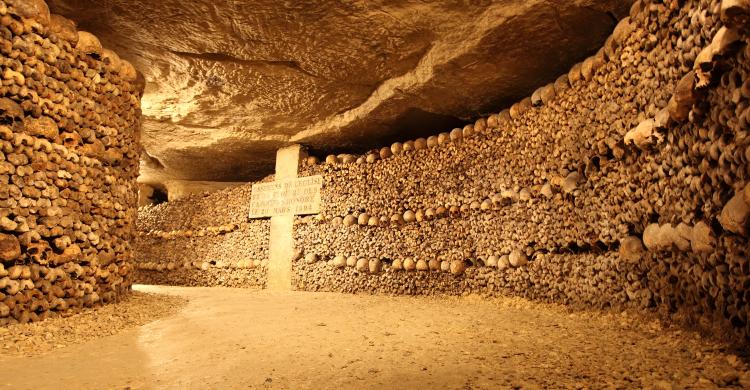 Interior de las Catacumbas de París