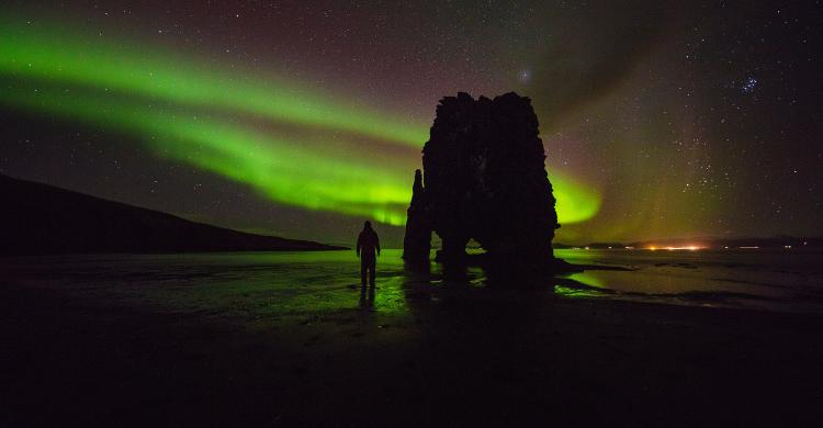 Paisaje nocturno con auroras boreales