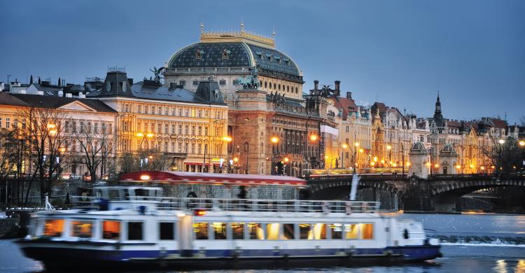 Crucero nocturno por el río Moldava con cena y música en vivo