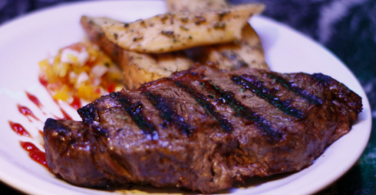 Bife de chorizo con papas crujientes, una opción del menú