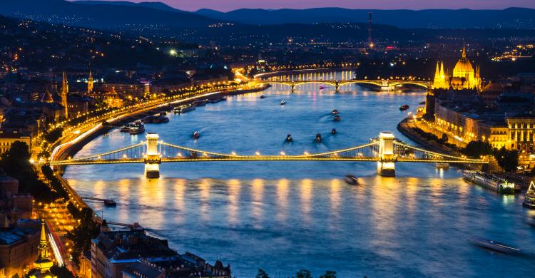 Vistas del Danubio por la noche