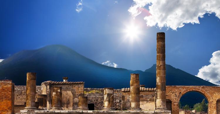 Ruinas de Pompeya frente el Monte Vesubio