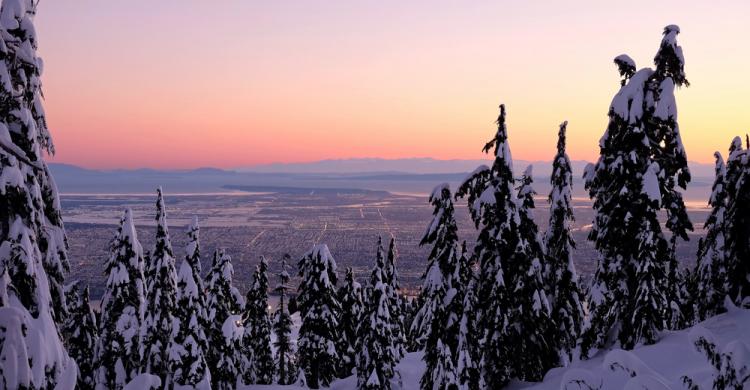 Vistas desde Grouse Mountain nevada en Vancouver